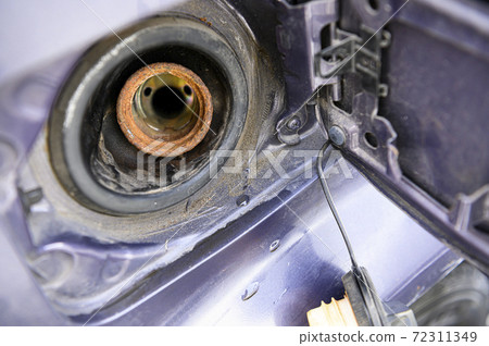 生鏽的加油口 72311349