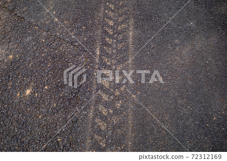 公路輪胎痕跡 72312169