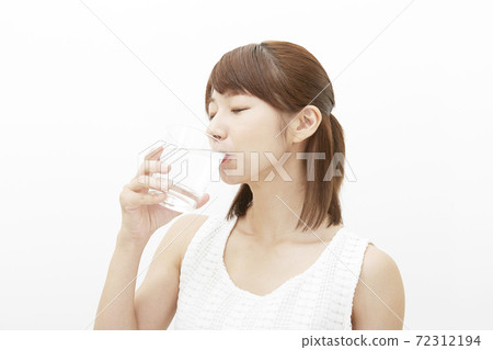 一個女人喝水 72312194