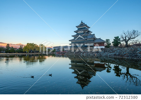 黎明時的松本城和早晨的陽光照耀的北阿爾卑斯山 72312380