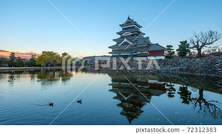 黎明時的松本城和早晨的陽光照耀的北阿爾卑斯山 72312383