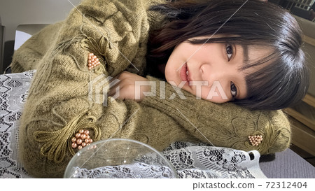 放鬆在咖啡館的婦女 72312404