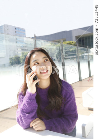 微笑與手機的婦女 72313449