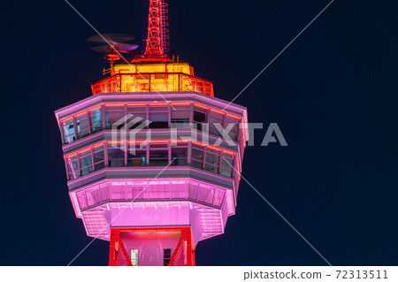 改建後的福岡市博多港塔及灣畔廣場的城市風光 72313511