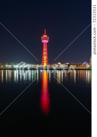 改建後的福岡市博多港塔及灣畔廣場的城市風光 72313531