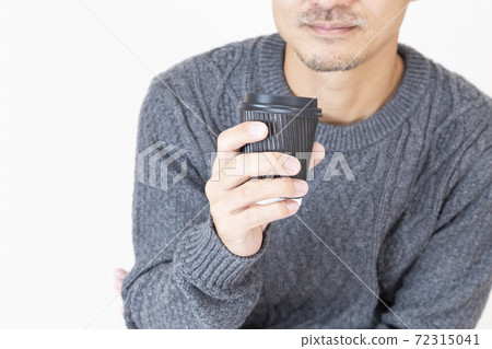 Man drinking coffee 72315041