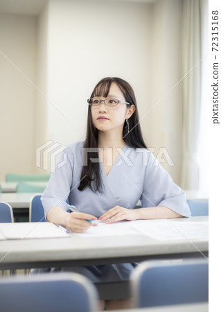 Young women wearing glasses during meetings, classes, and classes (university students, new members of society) 72315168