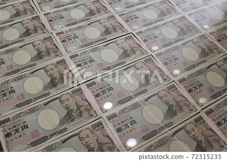 排隊的10,000日元紙幣 72315235