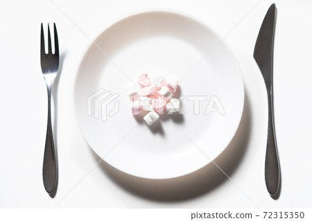 Heart-shaped marshmallow on a plate photo material Heart-shaped marshmallow on a plate photo material 72315350