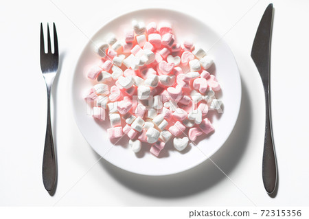 Heart-shaped marshmallow on a plate photo material Heart-shaped marshmallow on a plate photo material 72315356