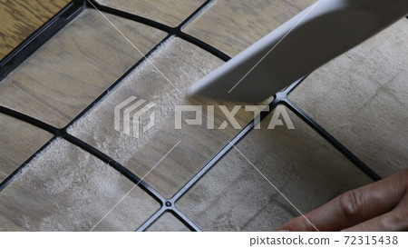 Cleaning the air conditioner filter with a vacuum cleaner 72315438