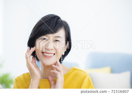 50多歲女性的美麗形象 72316807