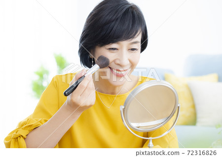 50多歲女性的美麗形象 72316826