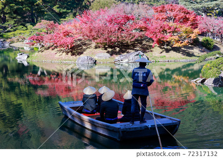 Pleasure boat in Ritsurin Garden 72317132