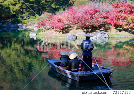 Pleasure boat in Ritsurin Garden 72317133