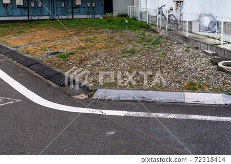 出租停車場建在一個小空地 72318414