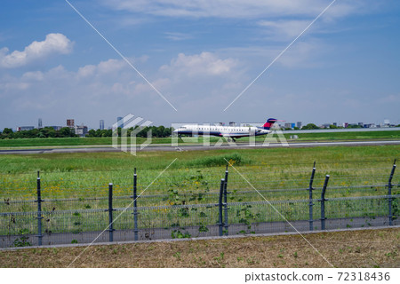 Airplanes and small jets to land 72318436