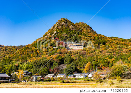 Higashiomi City, Shiga Prefecture, a distant view of Tarobogu, which has colored leaves all over the mountain Higashiomi City, Shiga Prefecture, a distant view of Tarobogu, which has colored leaves all over the mountain 72320565