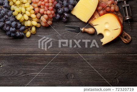 Various grapes and cheese 72320719
