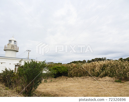 神奈川縣三浦市城島市湘南三浦半島冬季的一角（多雲） 72320896