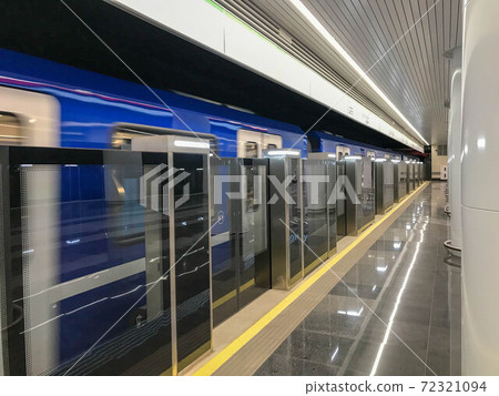 Creative abstract commuter city business travel transportation concept 72321094
