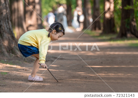 Family lifestyle children 72321143