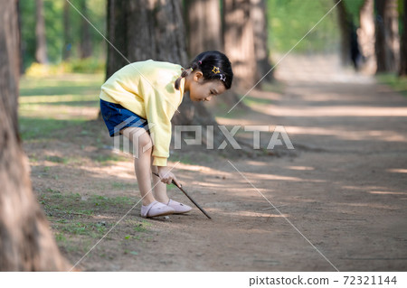 Family lifestyle children 72321144