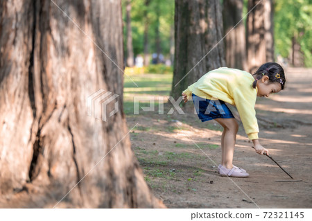 Family lifestyle children 72321145