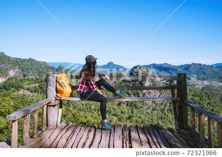 The woman standing at the view point. Enjoy shooting the natural beauty of the mountains. 72321966
