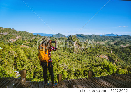 The woman standing at the view point. Enjoy shooting the natural beauty of the mountains. 72322032