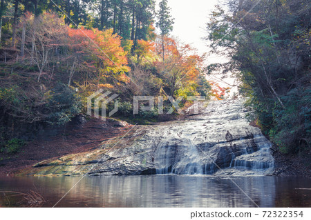 [Slow shutter shot of Awamata Waterfall in autumn colors] 72322354