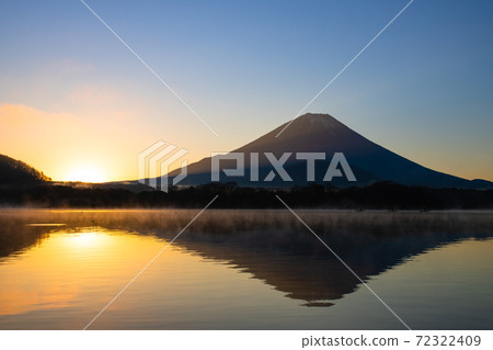 夢幻般的朝日與蒸汽霧富士山神社 照片素材 圖片 圖庫