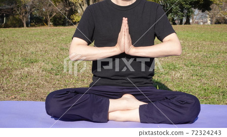 瑜伽墊躺在公園中，瑜伽男孩處於冥想姿勢。 72324243
