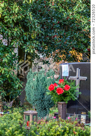 Facemask lying on grave of family members with a facemask during the pandemic Facemask lying on grave of family members with a facemask during the pandemic 72326510