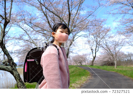 Elementary school students wearing masks and going to school Elementary school students wearing masks and going to school 72327521