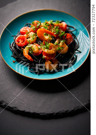 delicious fried shrimp with black spaghetti noodles 72327794