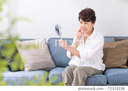 A woman who cares about her skin 72328186