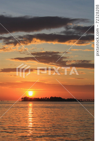 Sunset over the sea in Makassar, Indonesia (vertical) Sunset over the sea in Makassar, Indonesia (vertical) 72328208
