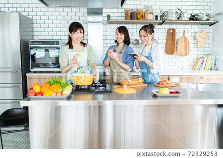 A woman going to a cooking class A woman going to a cooking class 72329253