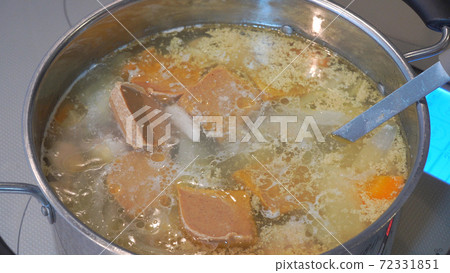 Putting stew roux in stewed soup 72331851