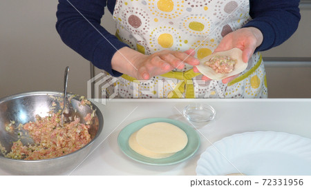 Work of wrapping dumpling ingredients with skin Work of wrapping dumpling ingredients with skin 72331956