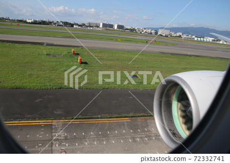 波音767駛入新千歲機場，同時向伊丹機場的航道收費，您可以看到伊丹市和六甲山。 72332741