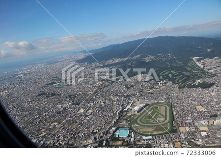 The cityscape of Nishinomiya and Takarazuka can be seen from the Boeing 767, which is taking off from Itami Airport and rising. The lower right is Hanshin Racecourse. The cityscape of Nishinomiya and Takarazuka can be seen from the Boeing 767, which is taking off from Itami Airport and rising. The lower right is Hanshin Racecourse. 72333006