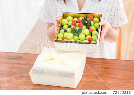 Woman with fruit like a jewel box 72333218