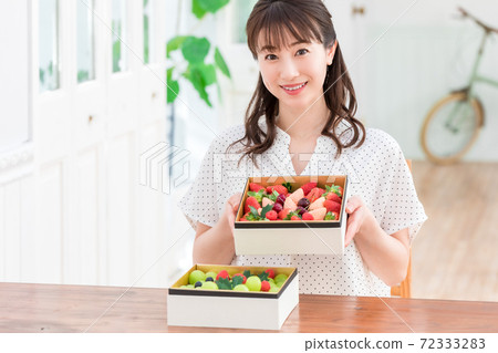 Woman with fruit like a jewel box 72333283