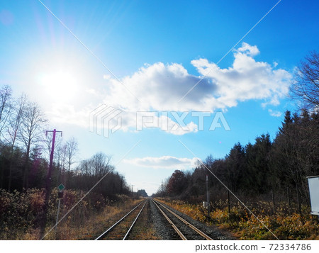 A straight track 72334786