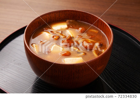 Namoko and tofu miso soup 72334830