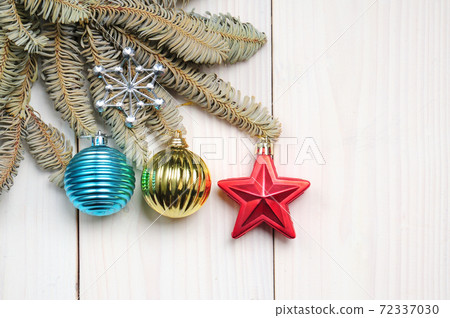 Christmas white wooden pattern with Christmas tree branches and toys Christmas white wooden pattern with Christmas tree branches and toys 72337030