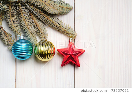 Christmas white wooden pattern with Christmas tree branches and toys Christmas white wooden pattern with Christmas tree branches and toys 72337031