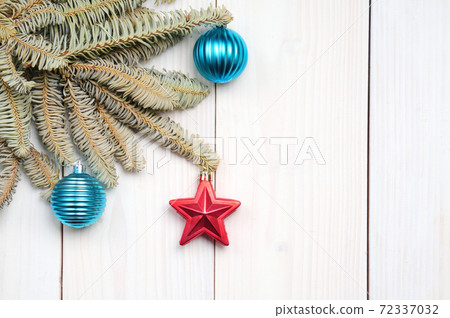 Christmas white wooden pattern with Christmas tree branches and toys Christmas white wooden pattern with Christmas tree branches and toys 72337032